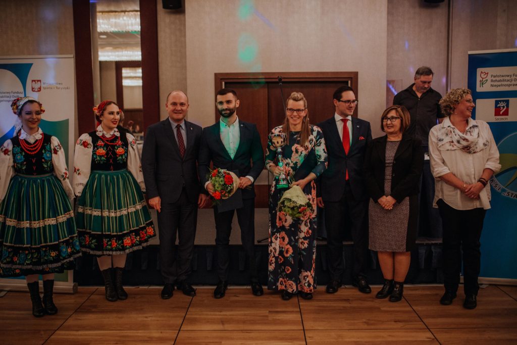 Zwycięzcy Plebiscytu Jolanta Majka i Michał Gadowski z Prezydentem Miasta Szczecin Piotrem Krzystkiem, wiceprezesem PZSN START Marcelem Jarosławskim, Panią dyrektor Oddziału Zachodniopomorskiego Państwowego Funduszu Rehabilitacji Osób Niepełnosprawnych PFRON Anną Rąbel i Dorotą Brzozowską z Zachodniopomorskiej Rady Olimpijskiej fot. Alicja Królikowska Fotografia