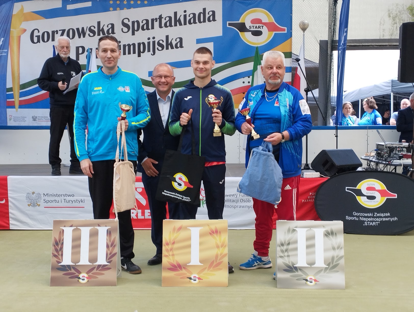 Tenisiści stołowi na podium, lekkoatleci rozpoczęli sezon